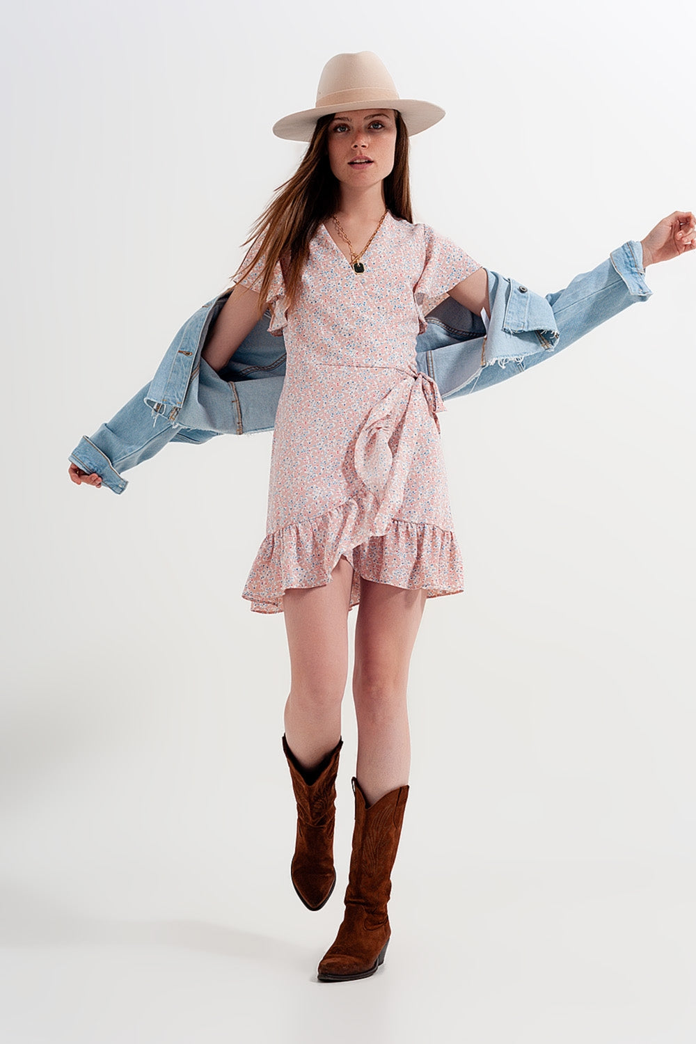 Q2 Vestido curto cor-de-rosa floral com rufos