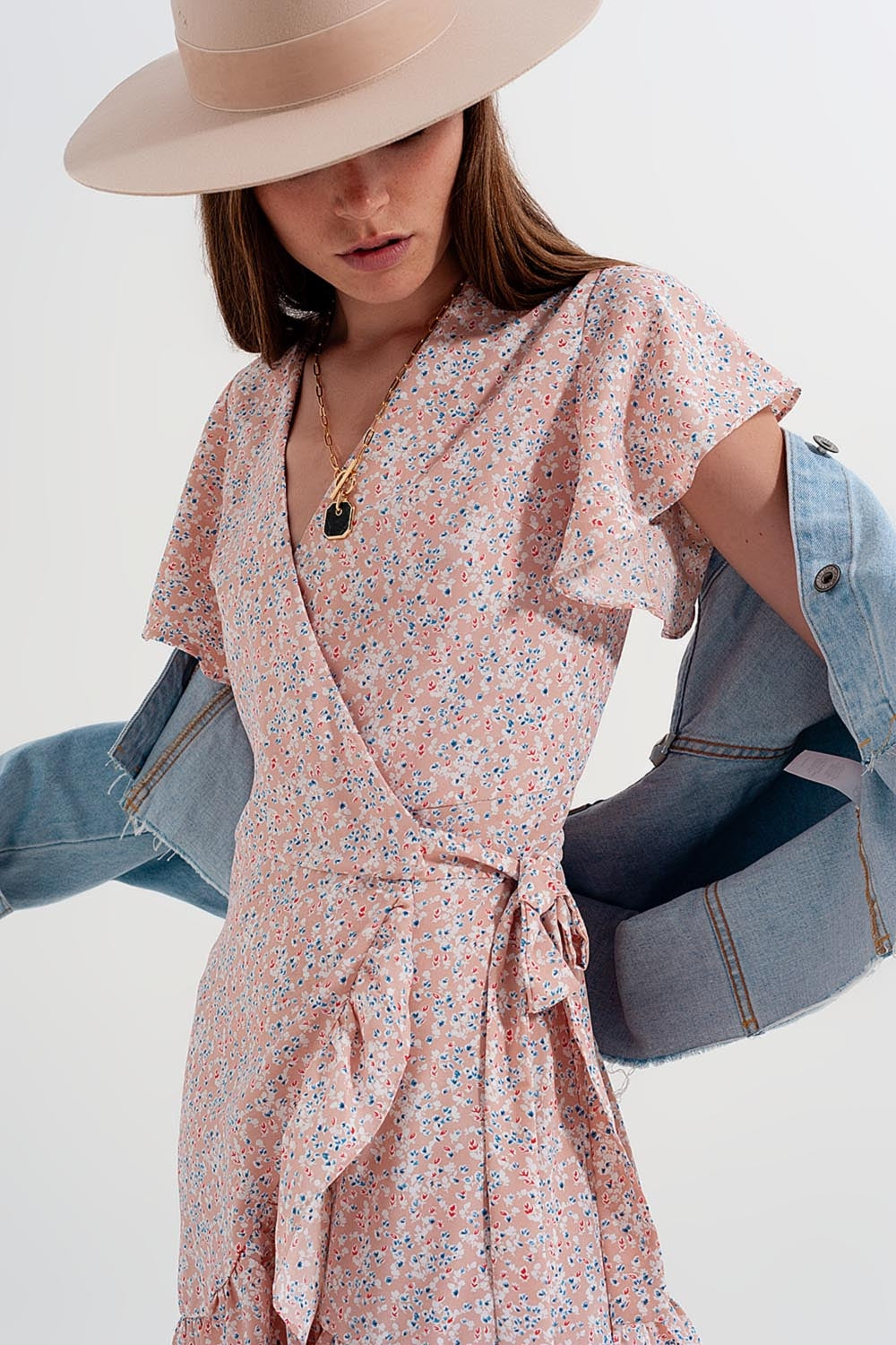 Vestido curto cor-de-rosa floral com rufos