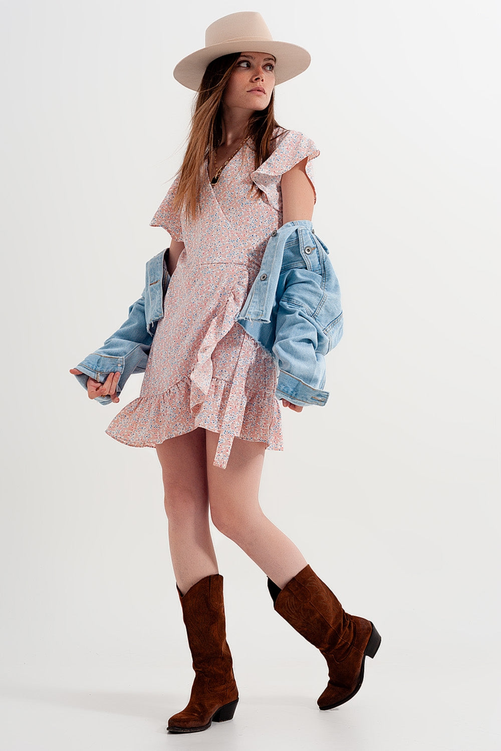 Vestido curto cor-de-rosa floral com rufos