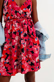 Vestido curto cor-de-rosa vivo com estampado de flores e alças
