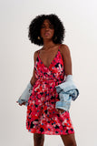 Vestido curto cor-de-rosa vivo com estampado de flores e alças