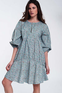 Vestido curto de babydoll com mangas bufantes e bainha com desenho floral