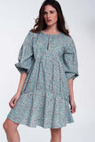 Vestido curto de babydoll com mangas bufantes e bainha com desenho floral