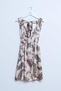 Vestido curto de estio com estampa paisley