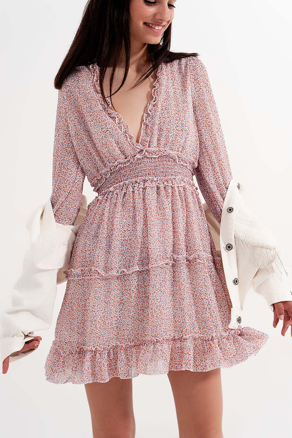 Vestido curto de manga comprida rosa com cintura recolhida e estampado floral