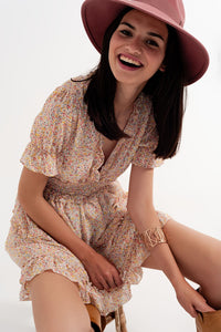 Q2 Vestido curto de skater amarelo com cintura recolhida e estampado floral