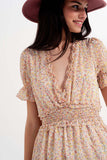 Vestido curto de skater amarelo com cintura recolhida e estampado floral