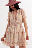 Vestido curto de skater amarelo com cintura recolhida e estampado floral