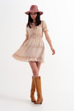 Vestido curto de skater amarelo com cintura recolhida e estampado floral