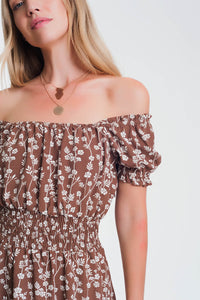 Vestido curto de verão com decote Bardot e estampa floral marrom