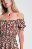 Vestido curto de verão com decote Bardot e estampa floral marrom