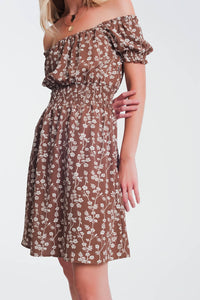 Vestido curto de verão com decote Bardot e estampa floral marrom