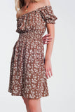 Vestido curto de verão com decote Bardot e estampa floral marrom