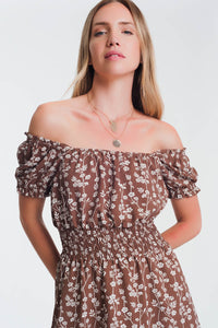 Vestido curto de verão com decote Bardot e estampa floral marrom
