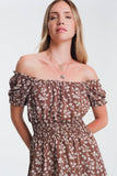 Vestido curto de verão com decote Bardot e estampa floral marrom