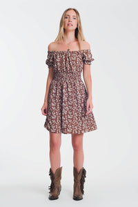 Q2 Vestido curto de verão com decote Bardot e estampa floral marrom