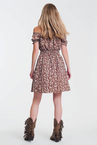 Vestido curto de verão com decote Bardot e estampa floral marrom
