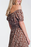 Vestido curto de verão com decote Bardot e estampa floral marrom