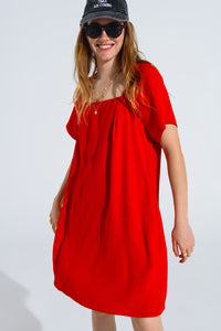 Vestido curto descontraído com decote quadrado e mangas curtas em vermelho