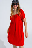 Vestido curto descontraído com decote quadrado e mangas curtas em vermelho