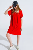 Vestido curto descontraído com decote quadrado e mangas curtas em vermelho