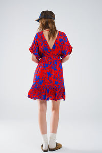 Vestido curto e fluido em vermelho com estampado floral azul