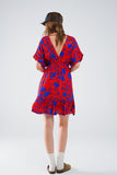 Vestido curto e fluido em vermelho com estampado floral azul