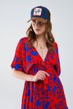 Vestido curto e fluido em vermelho com estampado floral azul