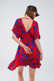 Vestido curto e fluido em vermelho com estampado floral azul