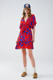Q2 Vestido curto e fluido em vermelho com estampado floral azul