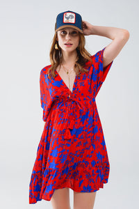 Vestido curto e fluido em vermelho com estampado floral azul