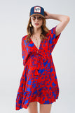 Vestido curto e fluido em vermelho com estampado floral azul