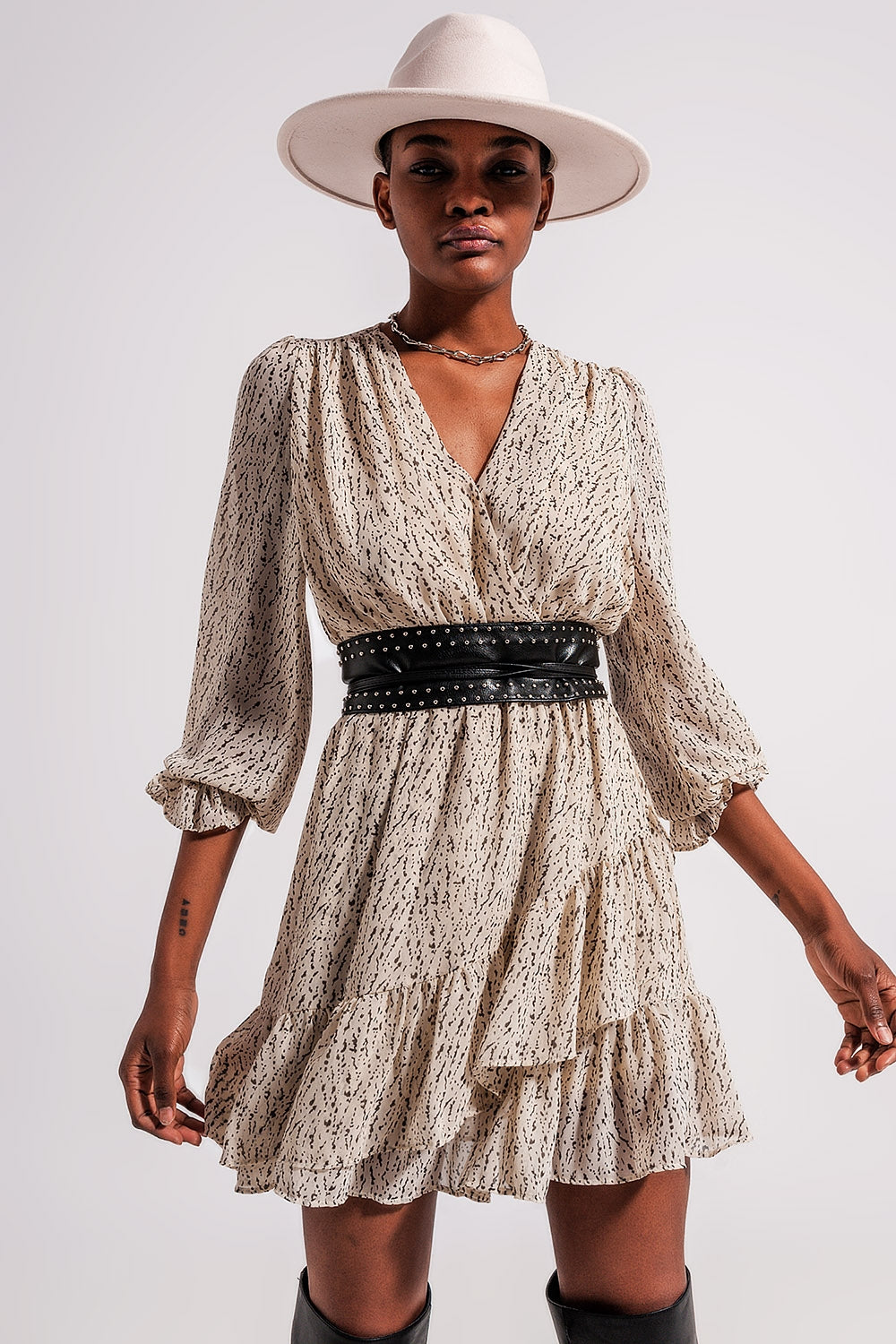 Vestido curto em branco com rufos na bainha inferior e cruzado