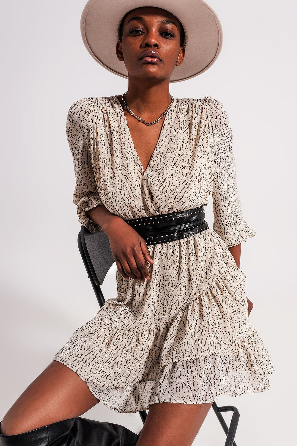 Vestido curto em branco com rufos na bainha inferior e cruzado