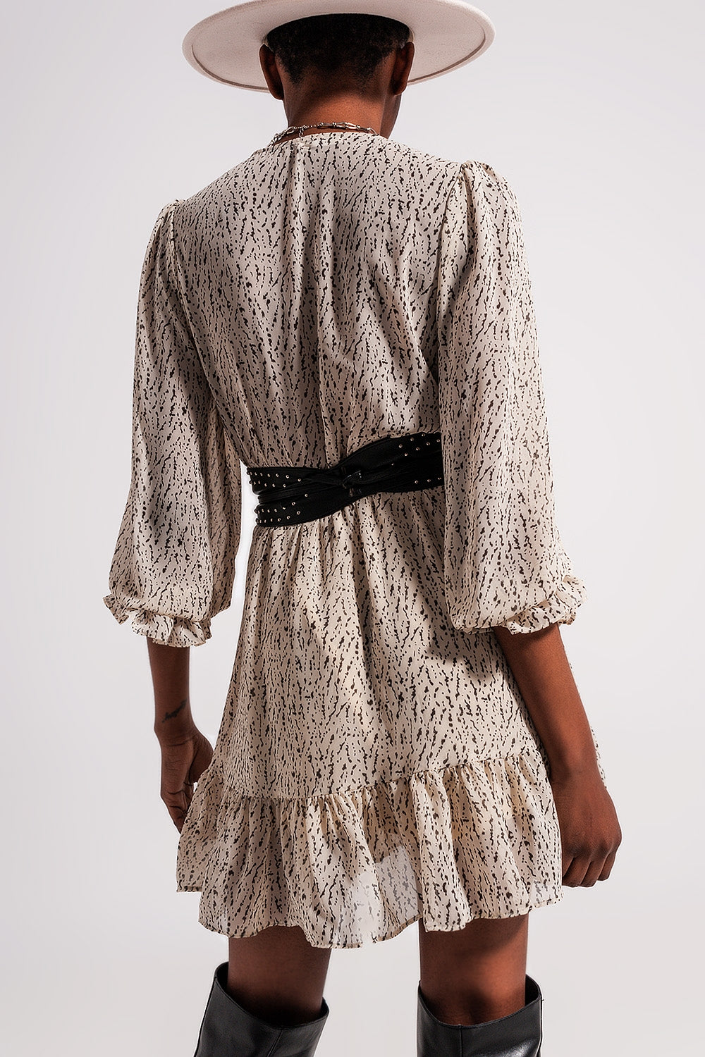 Vestido curto em branco com rufos na bainha inferior e cruzado