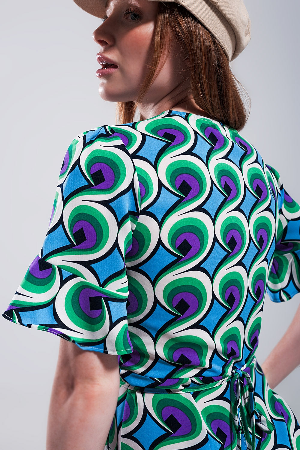 Vestido curto em cruz azul com rufos na bainha e estampa estilo dos anos 70