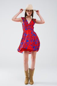 Q2 Vestido curto em vermelho com estampado floral azul e decote em V