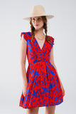 Vestido curto em vermelho com estampado floral azul e decote em V