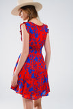 Vestido curto em vermelho com estampado floral azul e decote em V