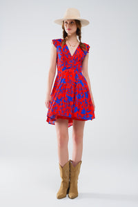 Vestido curto em vermelho com estampado floral azul e decote em V