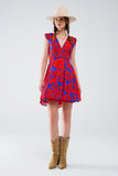 Vestido curto em vermelho com estampado floral azul e decote em V