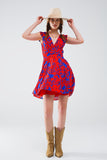 Q2 Vestido curto em vermelho com estampado floral azul e decote em V