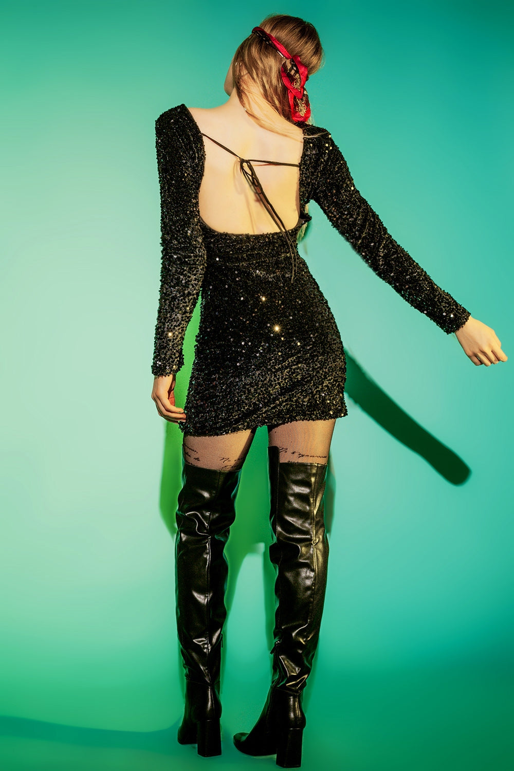 Vestido curto embelezado em preto