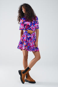 Vestido curto fluido com camisa e estampado em fúcsia e roxo