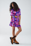 Vestido curto fluido com camisa e estampado em fúcsia e roxo