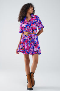Q2 Vestido curto fluido com camisa e estampado em fúcsia e roxo