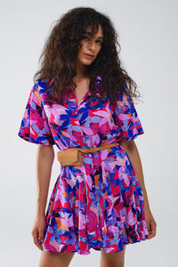 Vestido curto fluido com camisa e estampado em fúcsia e roxo