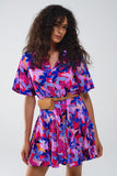 Vestido curto fluido com camisa e estampado em fúcsia e roxo