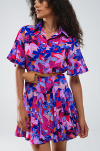 Vestido curto fluido com camisa e estampado em fúcsia e roxo