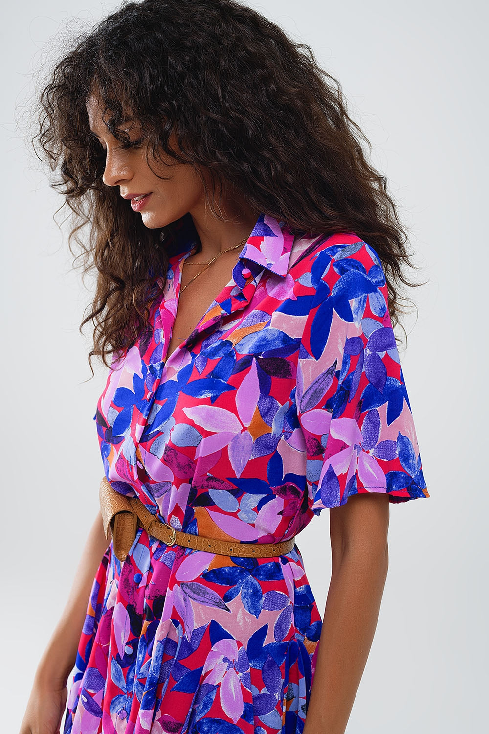 Vestido curto fluido com camisa e estampado em fúcsia e roxo